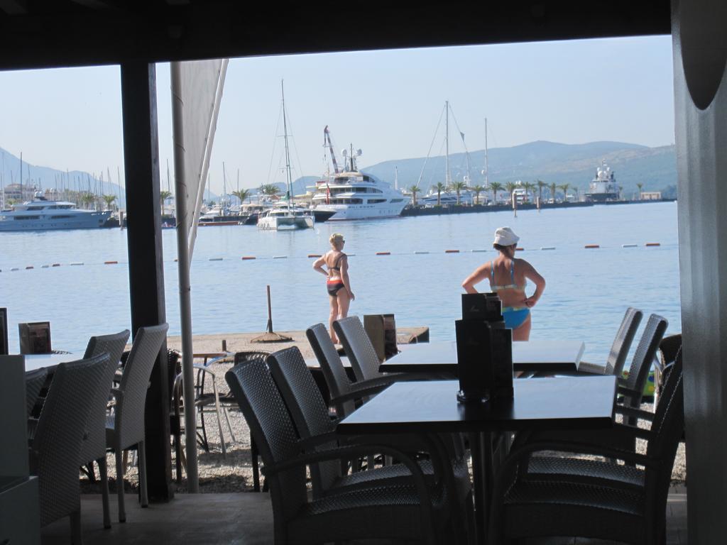Apartments Delfin Tivat Bagian luar foto
